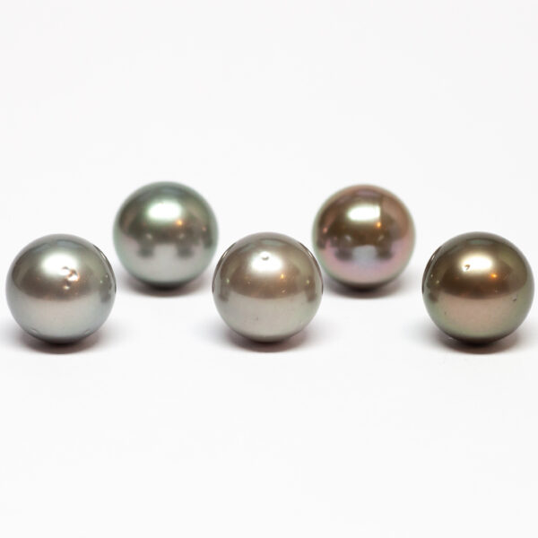 Round Cultured Tahiti pearl, Light colour, 13-13,5mm, CC+