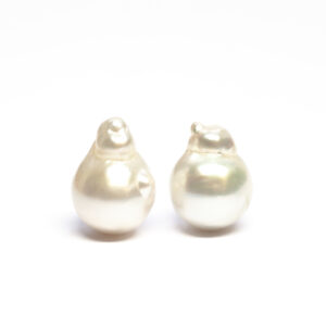 South sea pearls, Pair, Baroque shape, 15,0/14,9mm, AB quality